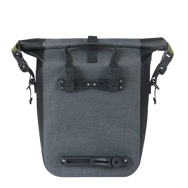 Torba za kolo Basil Navigator Storm M single bag MIK Hooks 12-15L, črna