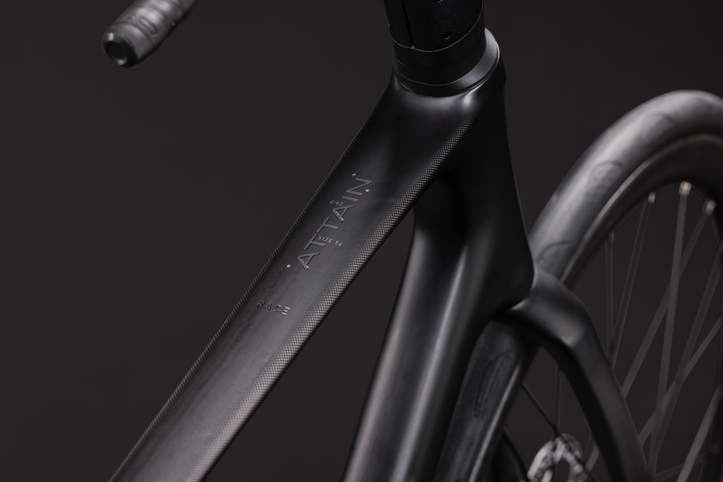 Cestno kolo CUBE Attain C:62 Race carbon´n´coalchrome 2027