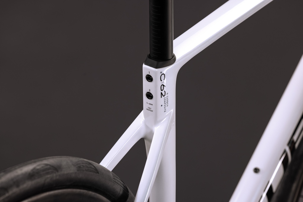 Cestno kolo CUBE Attain SLX metallicwhite´n´black 2027 